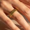 Регулируемое текстурированное золотое кольцо с полосатым дизайном