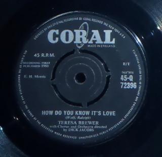 7-дюймовая пластинка TERESA BREWER - How Do You Know It's Love 45Q72396 Coral 1960 UK Поп Б/У