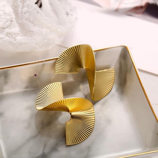 Богемные изящные золотые серьги с большими листьями-бабочками. Большие изящные золотые серьги-капли нерегулярной спирали с веерными листьями. Массивные очаровательные серьги. Ювелирные изделия в стиле панк.