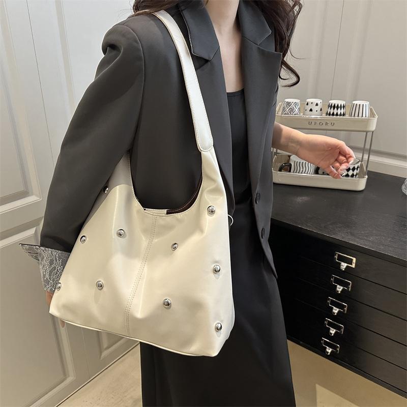 Панк Стиль Украшенная Двусторонняя Круглая Сумка-Ведро с Заклепками, Нишевая Роскошная Сумка, Шикарная Женская Подмышечная Сумка Большой Вместимости, Сумка на Плечо KTY