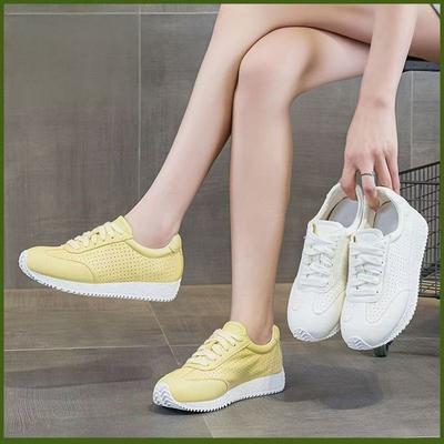 Мягкая кожа толстая подошва маленькие белые туфли для женской 2025 лето новые модные универсальные дышащие спортивные повседневные увеличивающие рост одинарные туфли