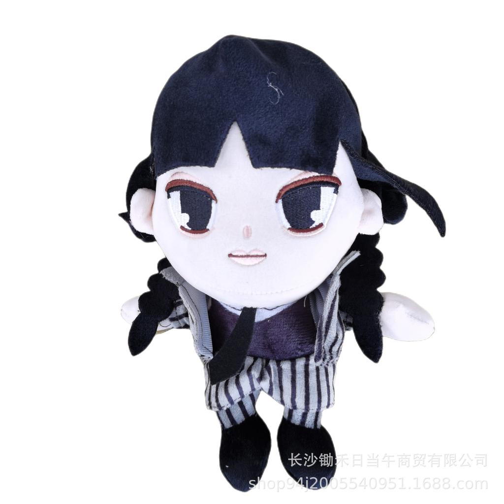 Плюшевая игрушка вокруг куклы