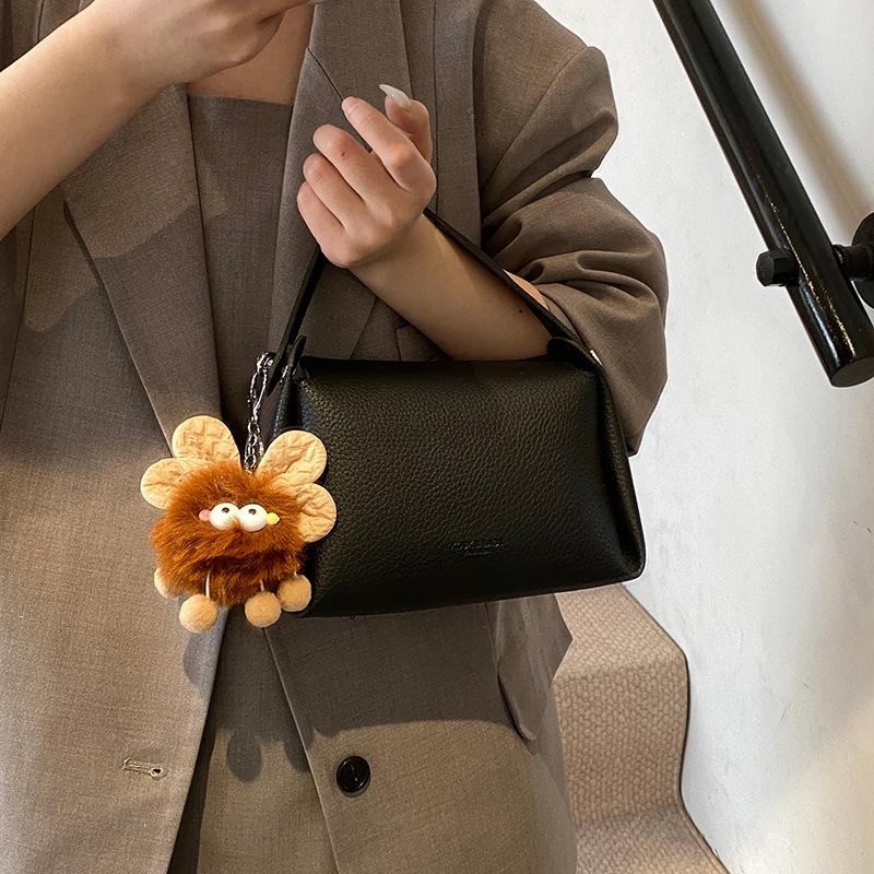 Супер огонь маленькая сумка женская весна и лето универсальная 2025 новая простая сумка-мессенджер женская популярная маленькая квадратная сумка в этом году