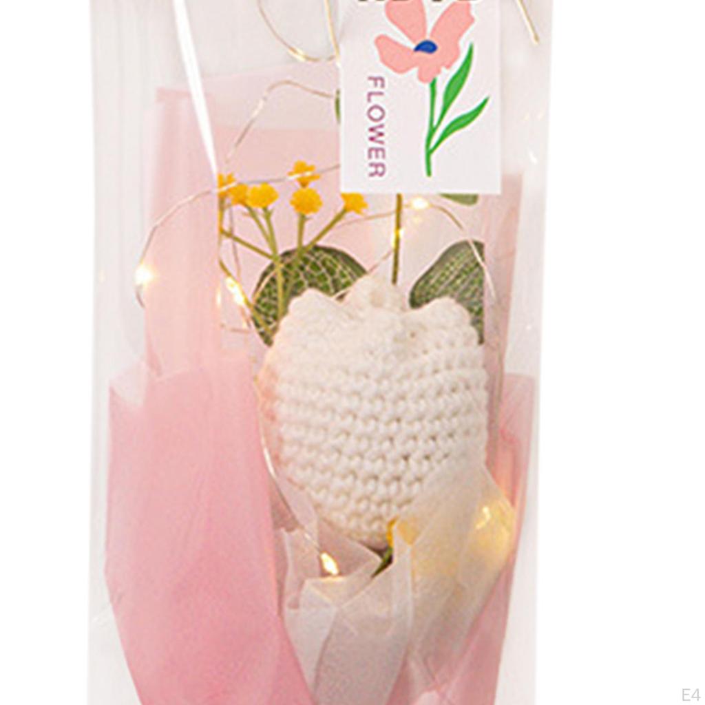 Завершенный букет тюльпанов крючком с легким искусственным декоративным украшением для центральной части стола