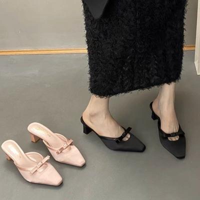 Корейская версия атласных тапочек с бантом из одного слова и толстым каблуком, летняя новинка 2025 года, полые полупрозрачные тапочки, классная верхняя одежда