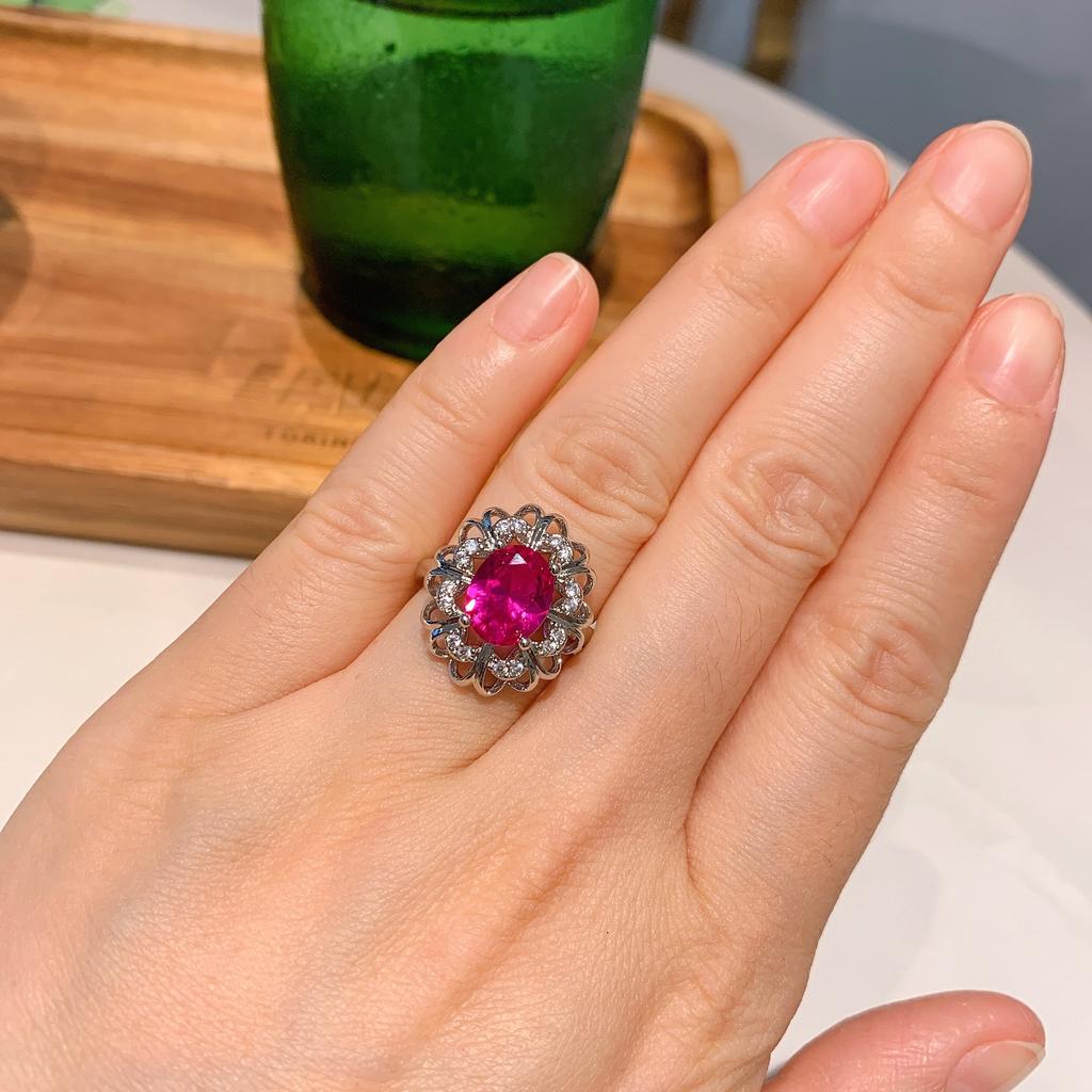 Ювелирные изделия Трехкомпонентное кольцо с рубином цвета голубиной крови, серебряные серьги-иглы с рубиновым корундом, имитация рубинового ожерелья