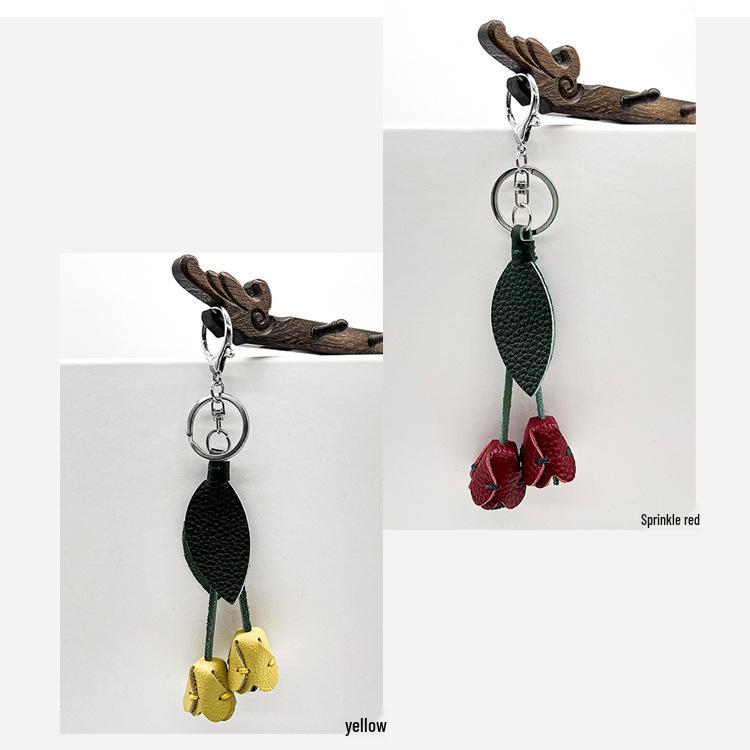 Брелок-подвеска ручной работы из натуральной кожи в виде тюльпана