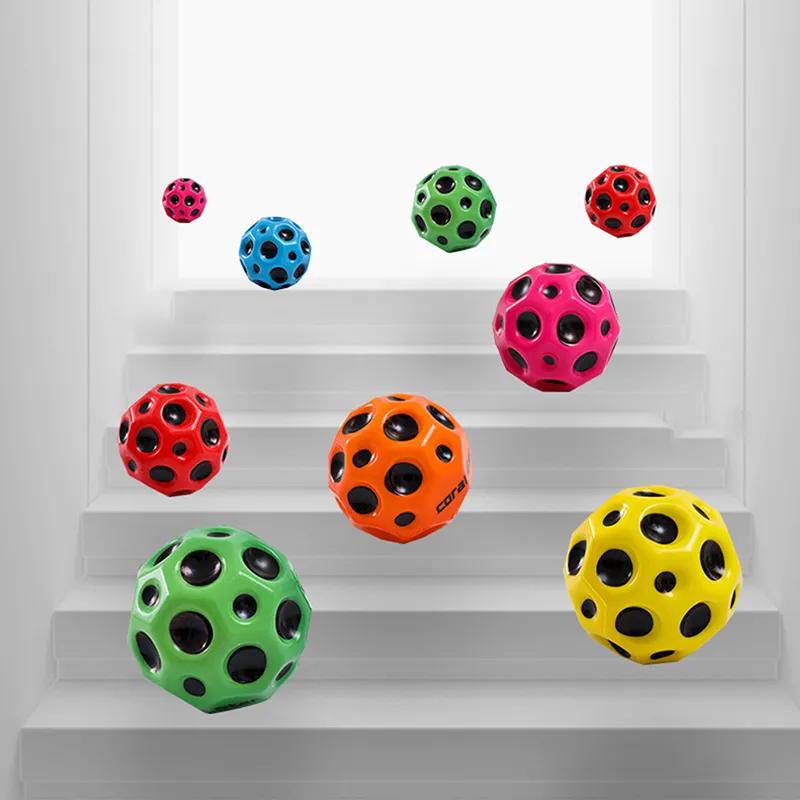 Полезный мяч с отверстиями, детские игрушки, мягкие, против падения, в форме луны, резиновый, очень высокий, прыгающий мяч, детские игры на открытом воздухе, спортивные игрушки, мячи