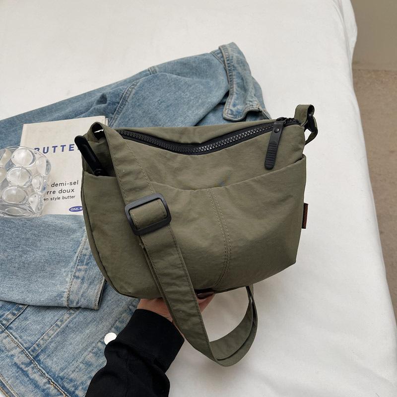 Casual Simple and Lightweight Bag Women's 2025 Spring New Fashion and Popular Versatile Shoulder Bag Commuter Sports Messenger Bag