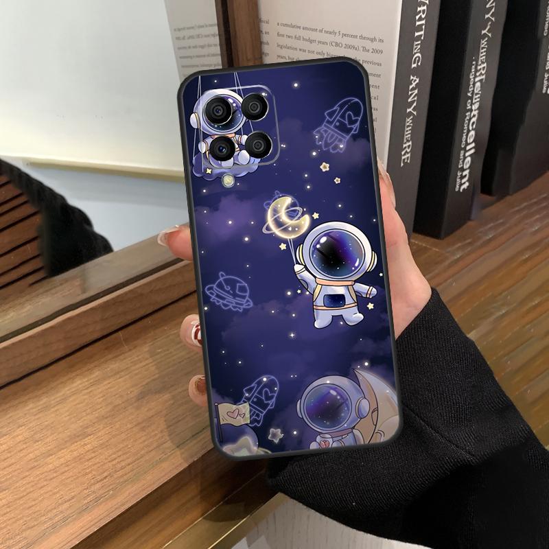 Милый чехол-астронавт с галактикой для Samsung Galaxy M56 M16 M36 M33 M53 M13 M12 M32 M52 M20 M15 M55 M31 M14 M35 M34 M54