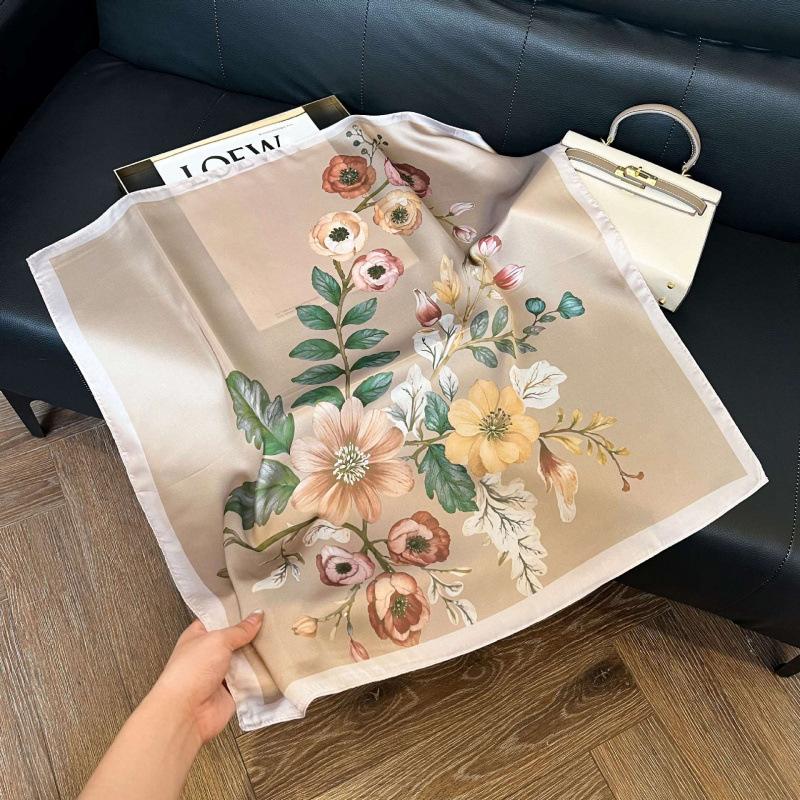 Retro silk scarves for women's new high-end accessories, neck small square scarf, scarf waist, fashionable and versatile, and gifts can be given.