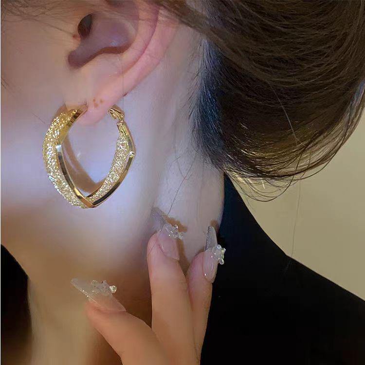 Женские двухслойные серьги из циркония — легкая роскошь, нишевый дизайн, ориентированный на темперамент, холодный стиль, смелое заявление.