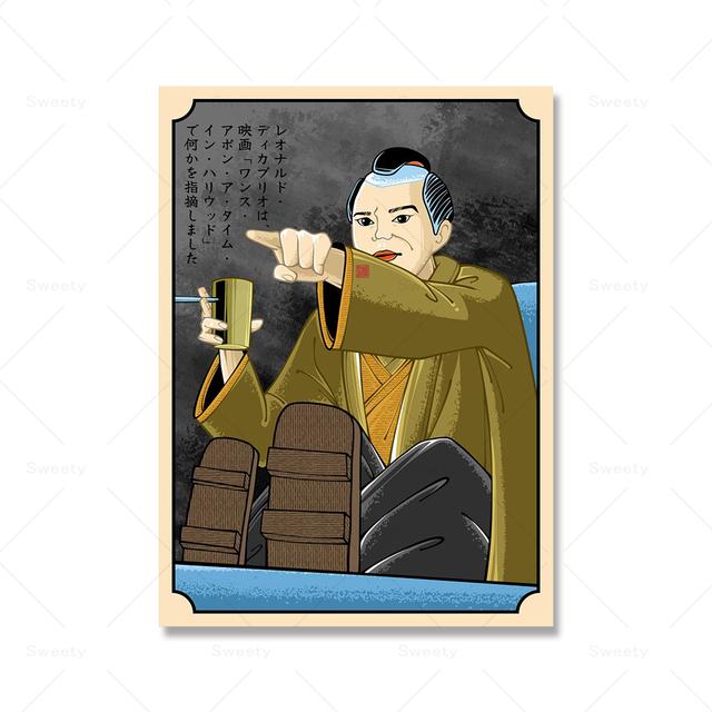 Забавный мужчина смеется, указывая на плакат маслом, пьет чай, японское украшение дома