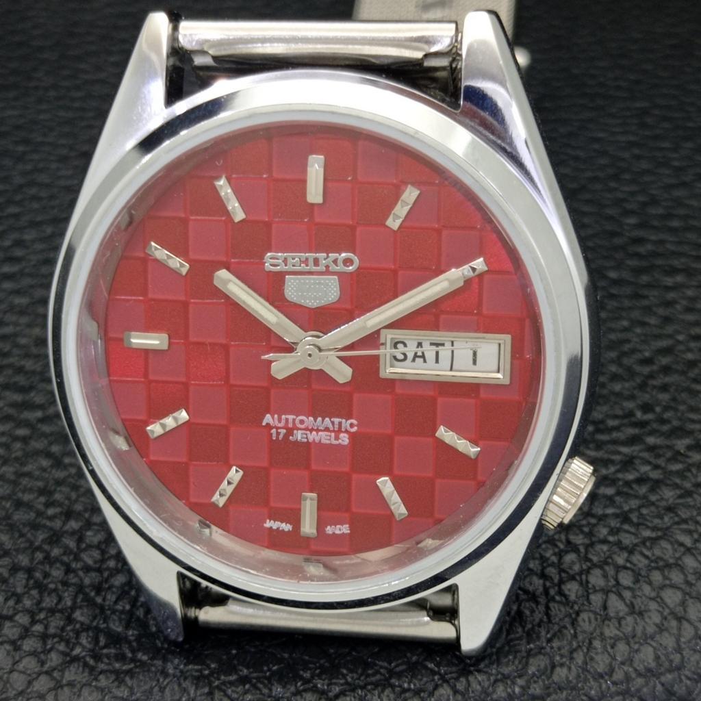 ВОССТАНОВЛЕННЫЕ МУЖСКИЕ ЧАСЫ SEIKO 5 AUTOMATIC, СДЕЛАНО В ЯПОНИИ, КРАСНЫЙ ЦИФЕРБЛАТ, ИЗГОТОВЛЕНЫ НА ЗАКАЗ a440104-2 QV90-a440104