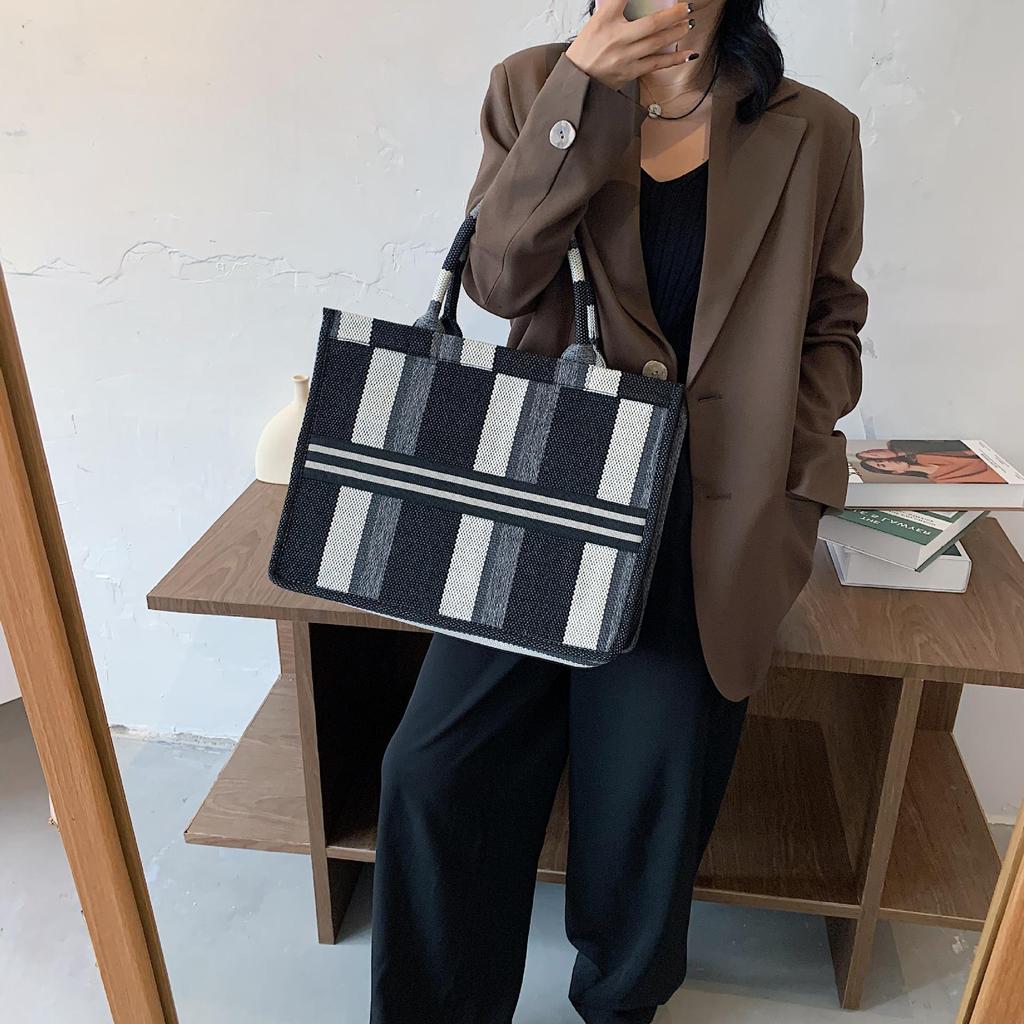 Черно-белая клетчатая сумка-тоут: Универсальная холщовая сумка для работающих женщин с большой вместимостью и стильным дизайном