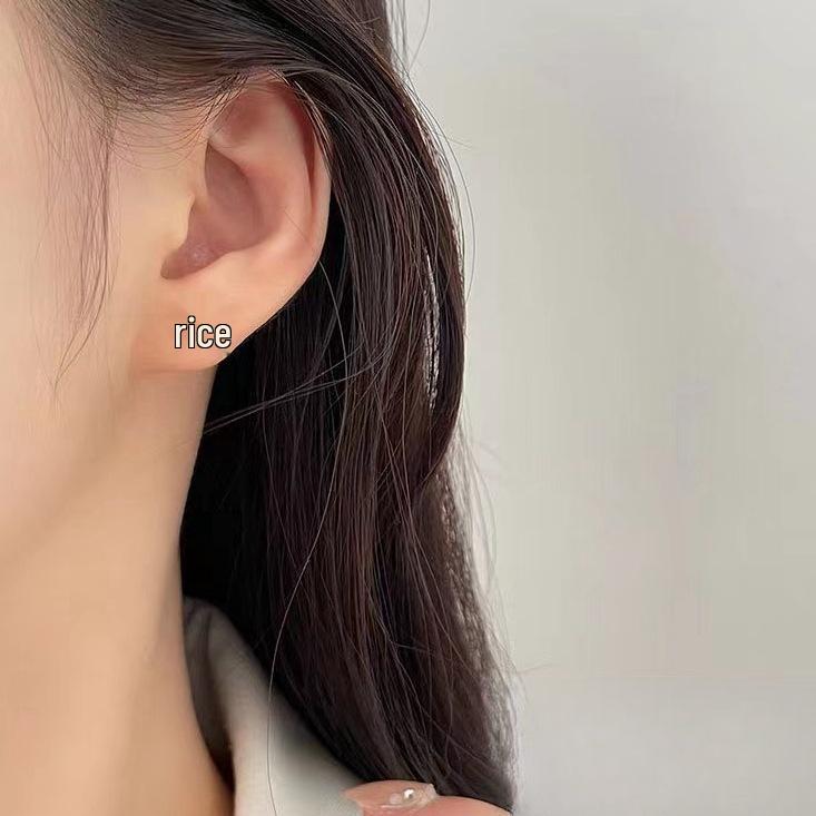 Chic Snowflake Earrings: Simple Japanese-Korean Style, Small & Exquisite, Perfect for Adding Personality & Elegance; Ideal Christmas Gift for Women.