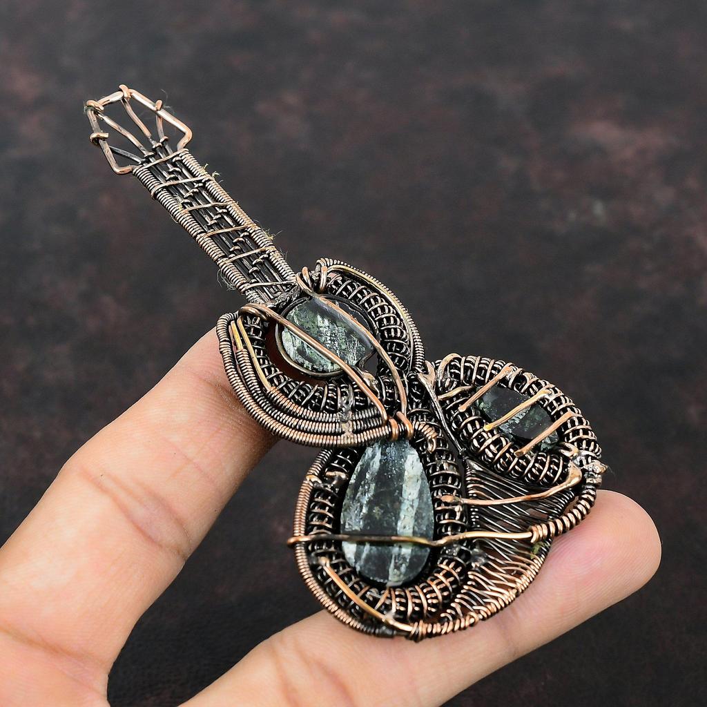 Подвеска из зеленого швейцарского опала, обернутая медной проволокой, Подвеска из натурального драгоценного камня, Медное украшение, Подарок для нее, Подвеска в виде гитары, Подвеска с камнем рождения