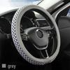 Универсальный чехол на руль автомобиля из искусственного шелка для всех четырех сезонов, впитывающий пот и удобный.
