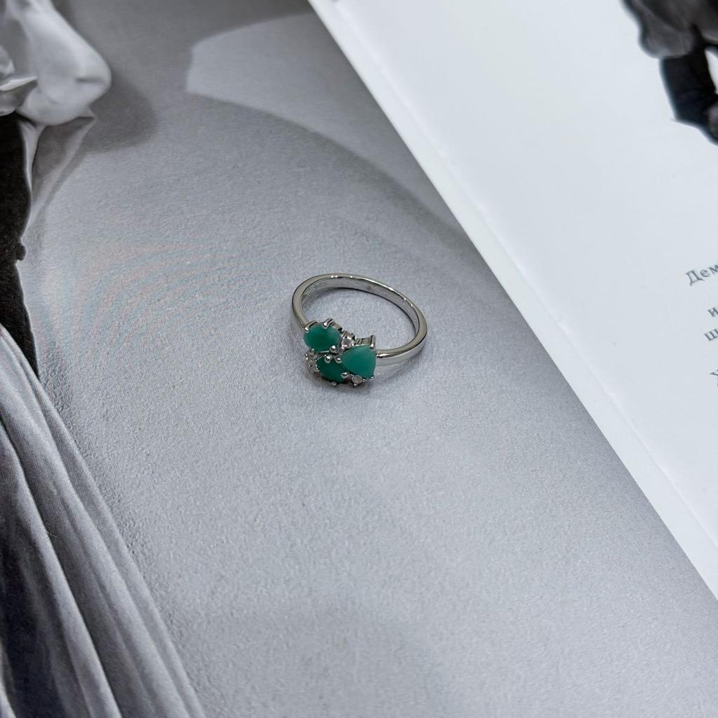 Серебряное кольцо с натуральным изумрудом, фианитами, вес изделия 2,4 гр (2172291)