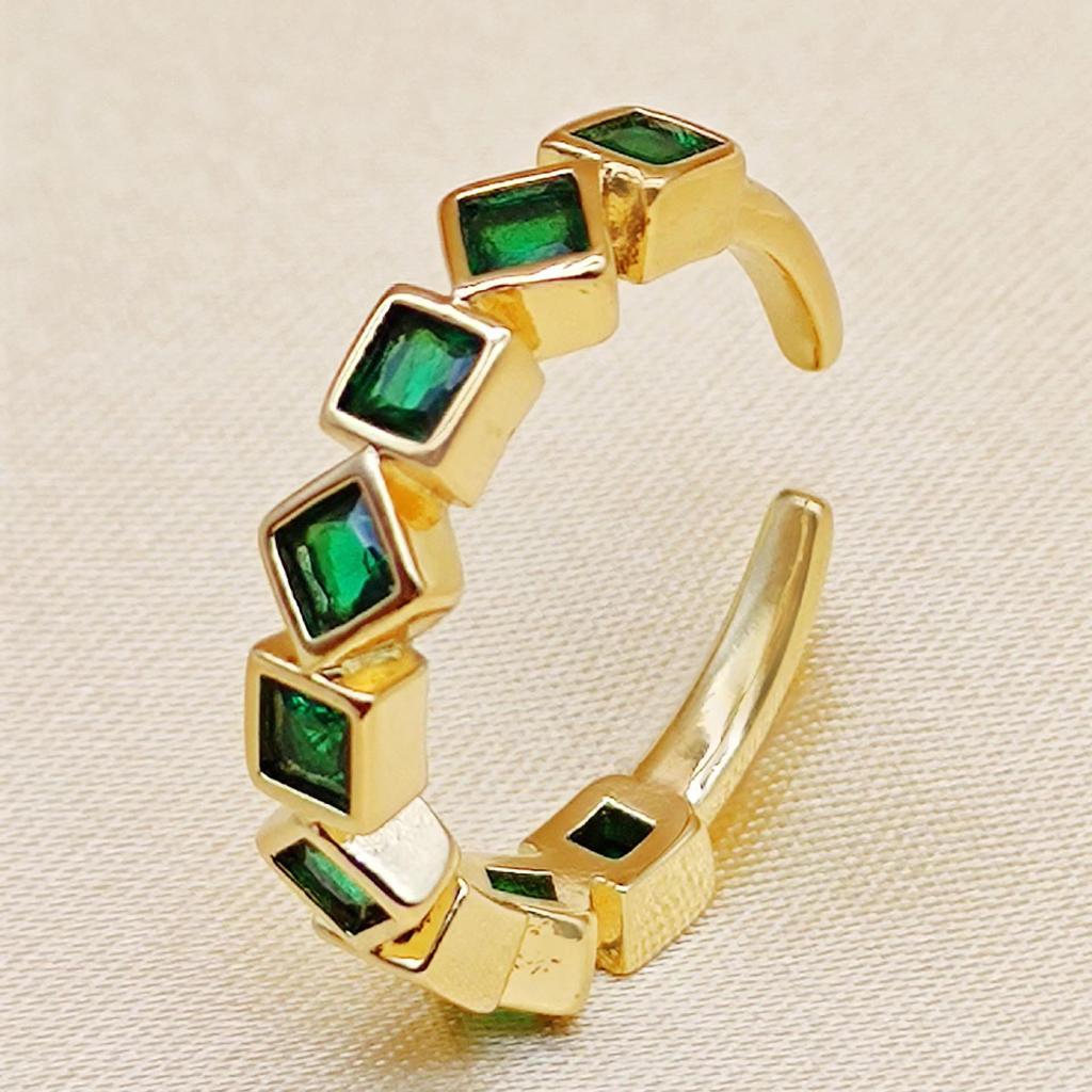High-Grade Retro Green Zircon Ring for Women - European & American Style, Light Luxury, Niche, All-Match Fashion Design.
