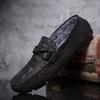 Лоферы с крокодиловым узором, мужские модные туфли без застежек, новые удобные мужские туфли на плоской подошве из натуральной кожи, повседневная мужская обувь, теплые зимние мокасины