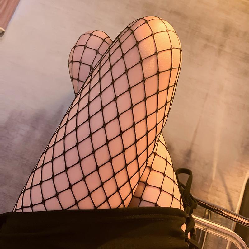 Эротические рвущиеся чулки-сетка и облегающее боди-бельё