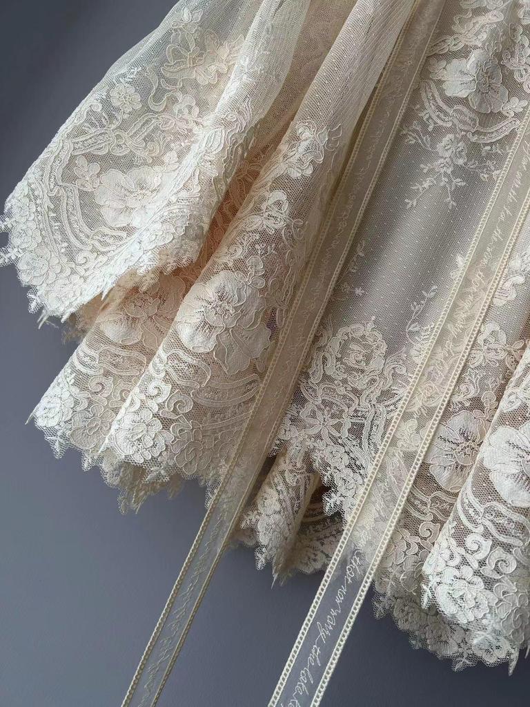 Элегантный топ с кружевными вставками цвета Off-White и абрикосового - Французский стиль, Приталенный и свободный крой