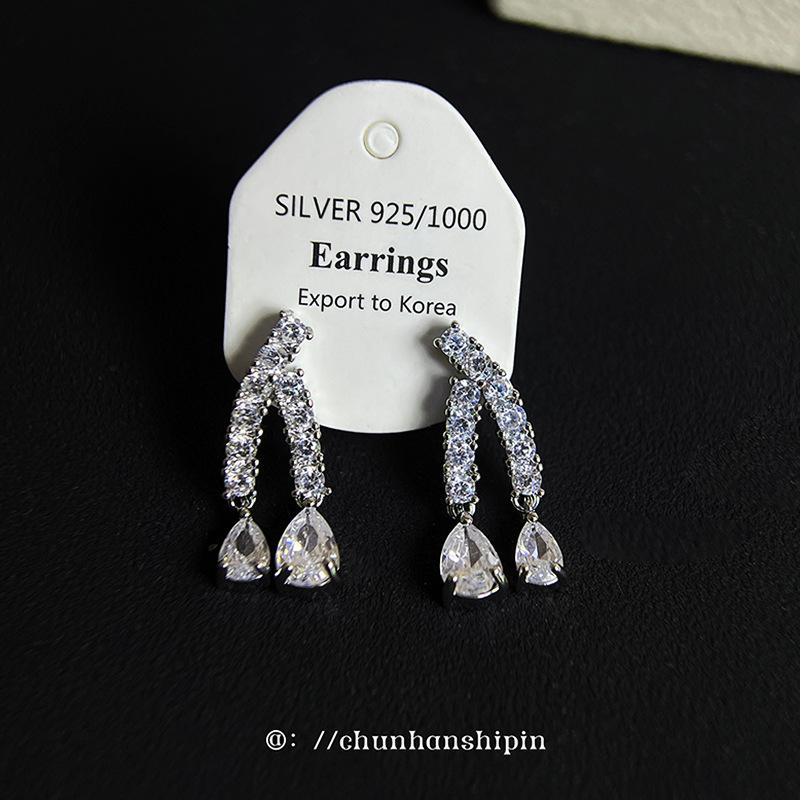 Shiny zircon water drop ear clips, no holes, high-end sense, niche temperament, stud earrings,gorgeous romantic light luxury,celebrity style earrings.