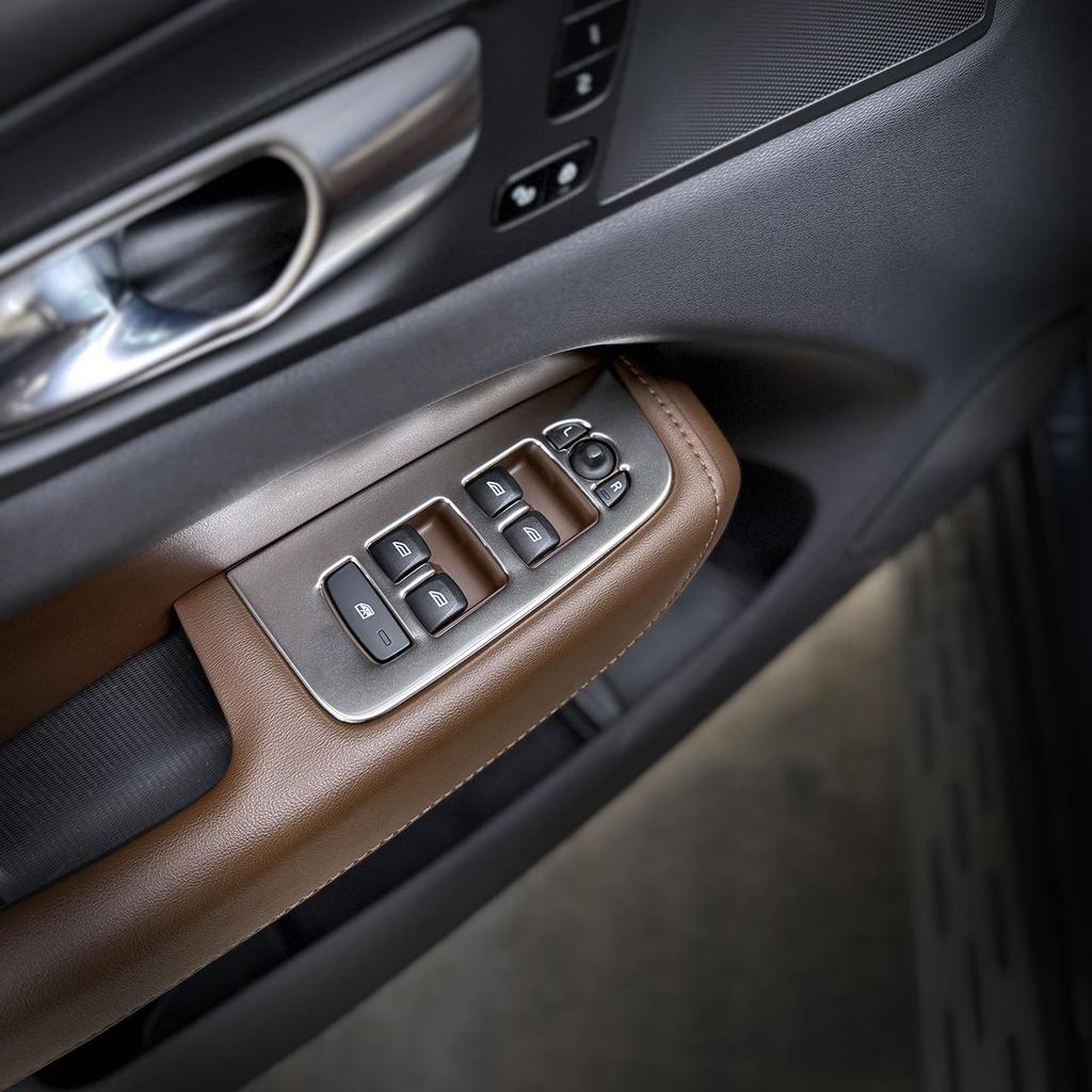 Декоративная наклейка на панель кнопок стеклоподъемника Volvo XC60/S60/V60.