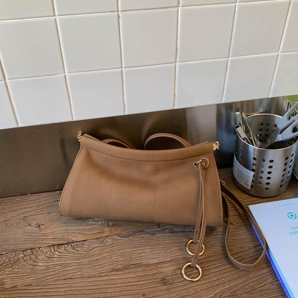 Нишевая ретро сумка подмышку высокого класса женская 2025 новая простая сумка-клипса универсальная на одно плечо кроссбоди сумка-подушка