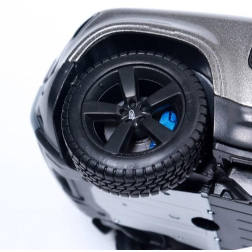 Brago 1:24 Land Rover Defender 2022 SUV Diecast Model Car - Silver