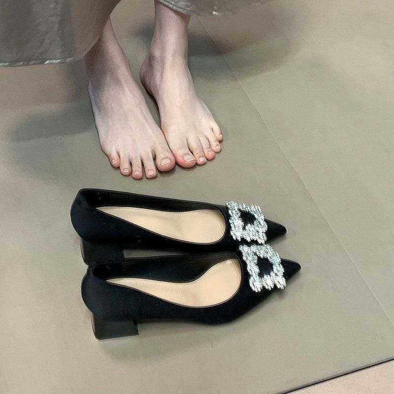 Модная женская обувь на толстом каблуке с квадратной пряжкой с бриллиантами, одинарная обувь, женская новая модная атласная обувь на среднем каблуке с острым носком, свадебная обувь