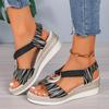 Модные полосатые сандалии на танкетке для женщин лето 2024 металлическая отделка сандалии на платформе женские повседневные на толстой подошве нескользящие пляжные туфли