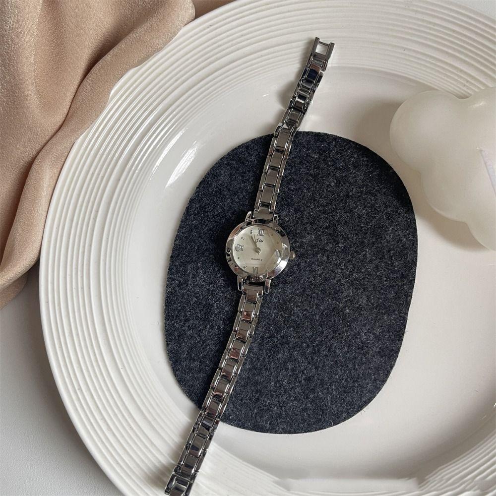 Small Round Dial Women Watch Exquisite Quartz Wristwatch Trendy Golden Wrist Watch Daily Use