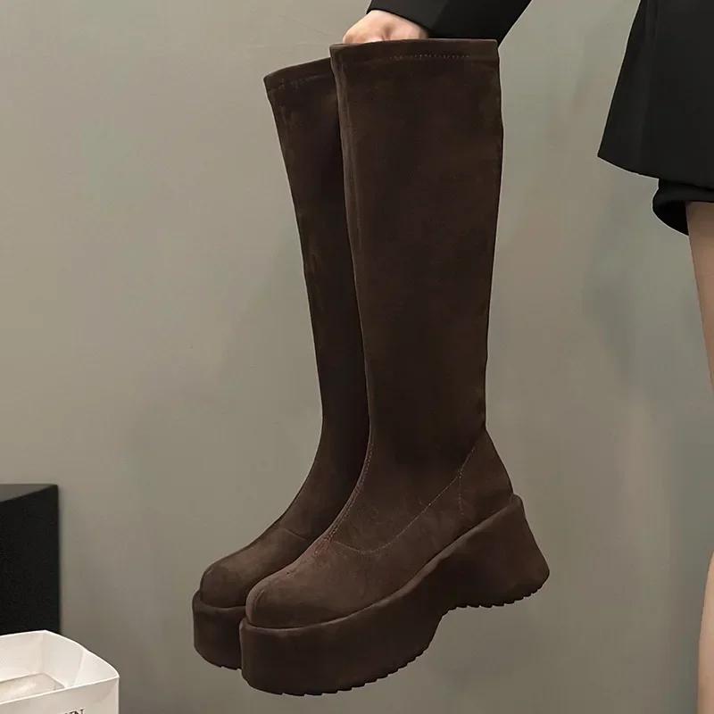 Модные зимние замшевые теплые сапоги до колена 2025 года, женские модные сапоги на танкетке и платформе, нескользящие, с толстой подошвой, увеличивающие рост, эластичные рыцарские сапоги