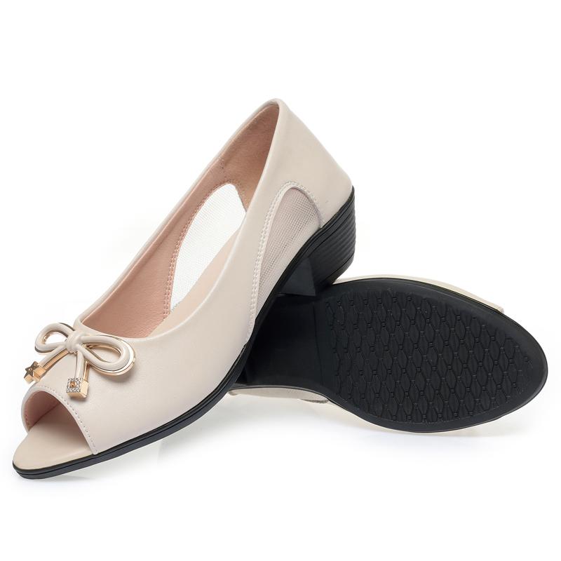 Женские босоножки из натуральной кожи на низком каблуке