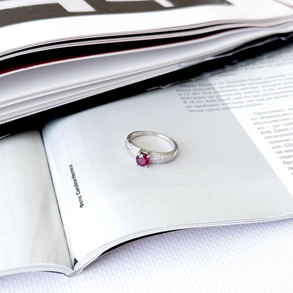 Серебряное кольцо с натуральным рубином 0.932ct, фианитами, вес изделия 2,64 гр (2165101)