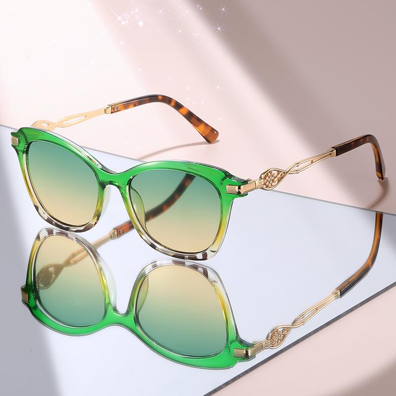 2026 Trend Vintage Cat-Eye Sunglasses: Black Frame with Decorative Gold Accents, Classic Design for Beach & Fashion Outfits