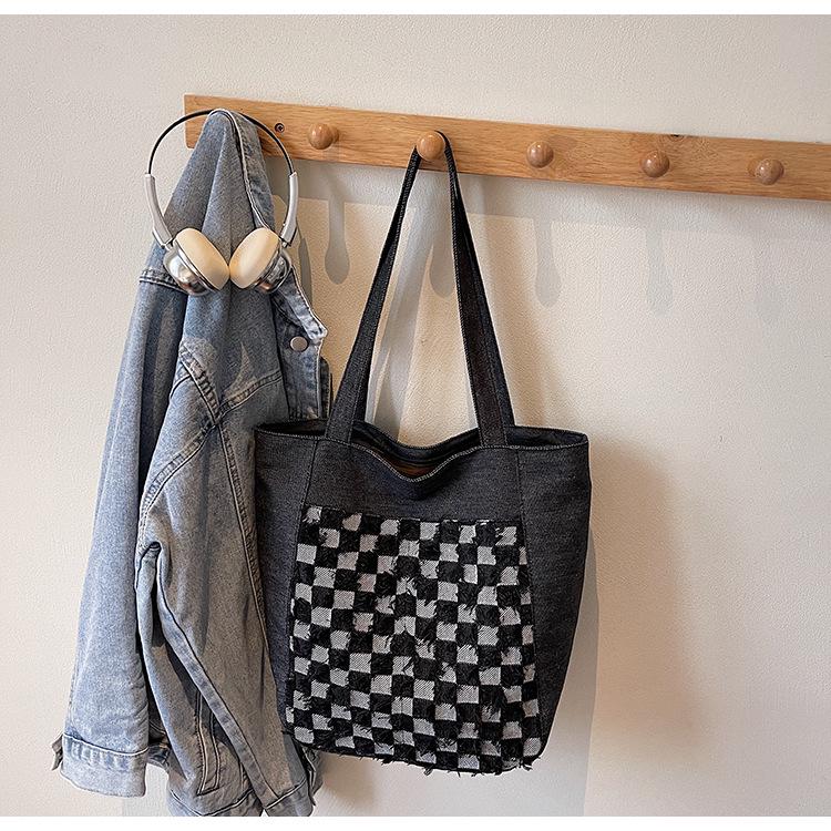 Зима 2025 Клетчатая Сумка из Вареного Денима с Вышивкой - Большая Вместительная Сумка через Плечо