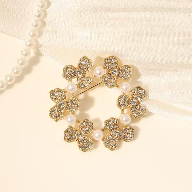 1 шт. Изысканная и привлекающая внимание золотая брошь-аксессуар в виде четырехлистного клевера с имитацией жемчуга, которая оживляет модные наряды