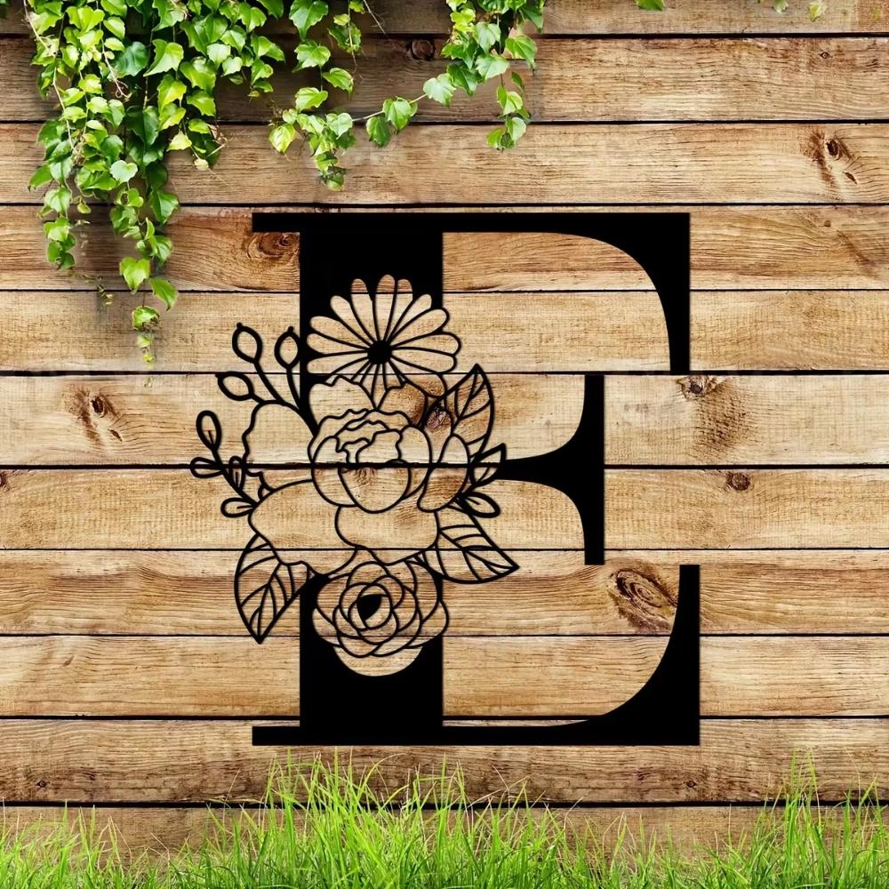 Потрясающая металлическая табличка с цветочными буквами-монограммами! Металлическое настенное искусство. Цветочный декор стен с заглавными буквами алфавита. Буквы для стен своими руками. Знак на заднем плане.