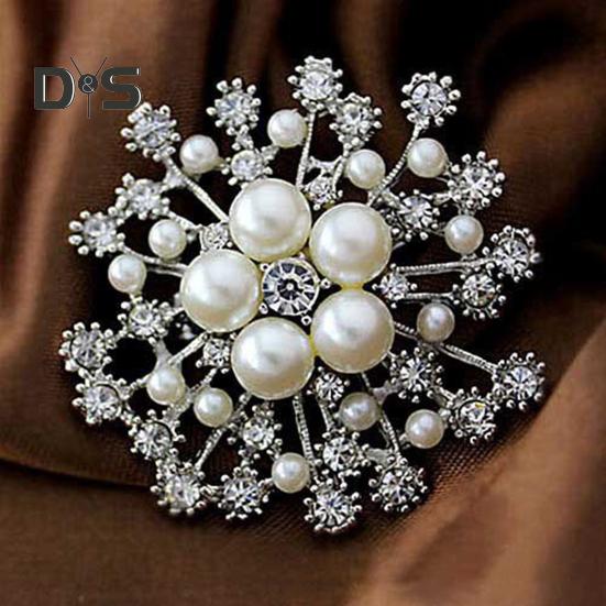 Women Brooch Snowflake Shape Rhinestone Faux Pearl Decor Anti-slip Wear-resistant Suit Coat Collar Hat Scarf Decoration Clothes Pin Prom Party