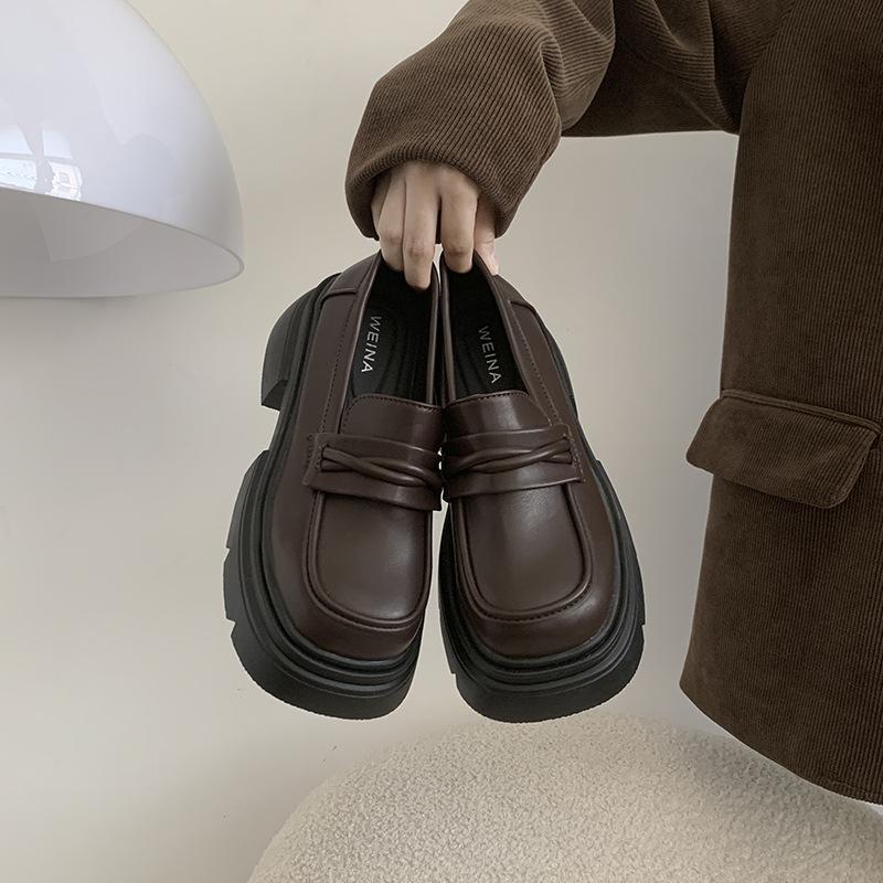 Французские универсальные туфли на высокой платформе из кожи женские новинка 2025 года осень-зима ретро британский стиль однопедальные мокасины