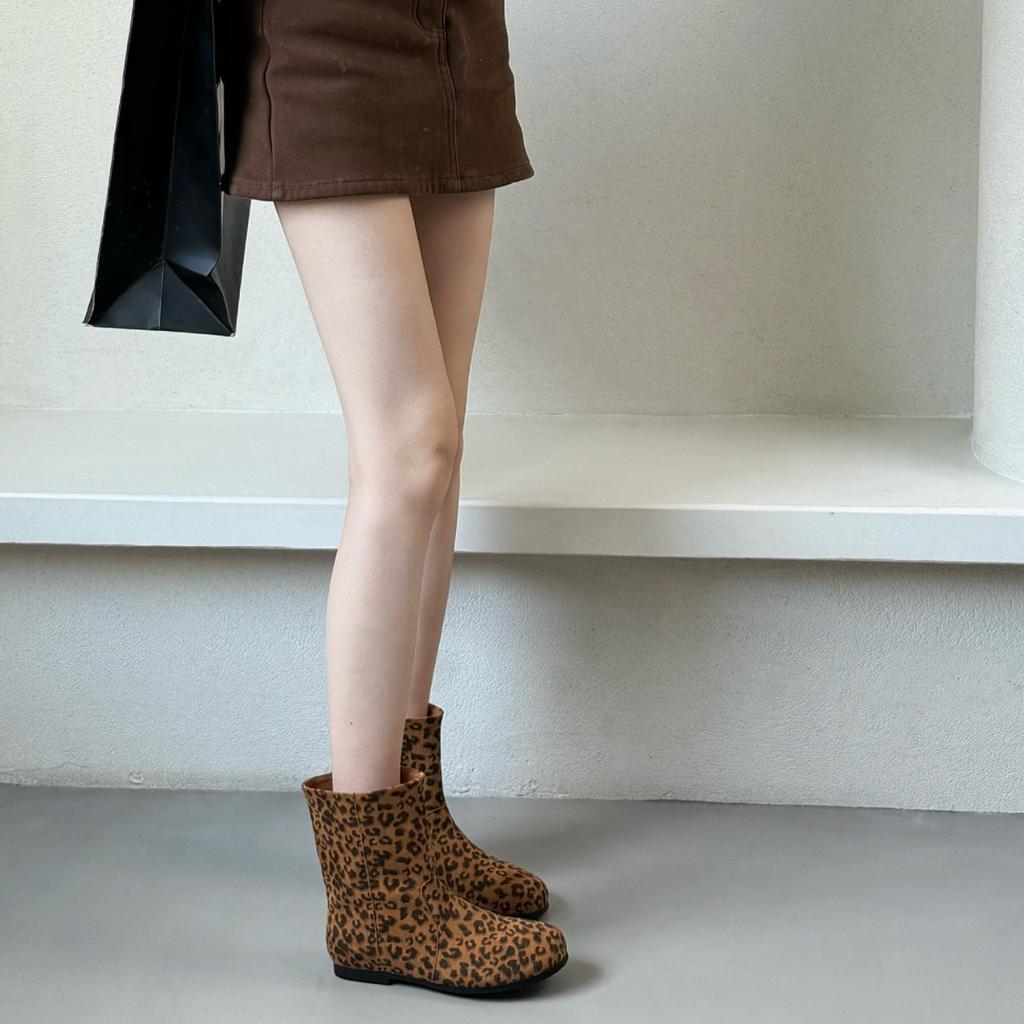 Retro lazy wind pine cone short boots women's 2025 autumn and winter new round head flat bottom Martin boots British style