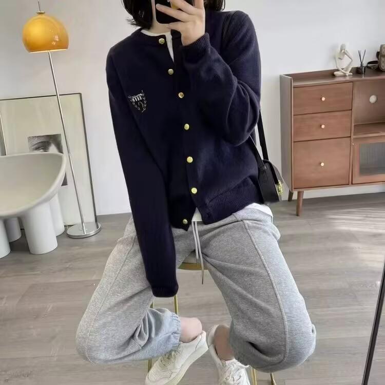 Женский кардиган из 100% шерсти с вышитой эмблемой — новинка ранней весны 2025 года, мягкий круглый вырез, тонкий трикотажный свитер.