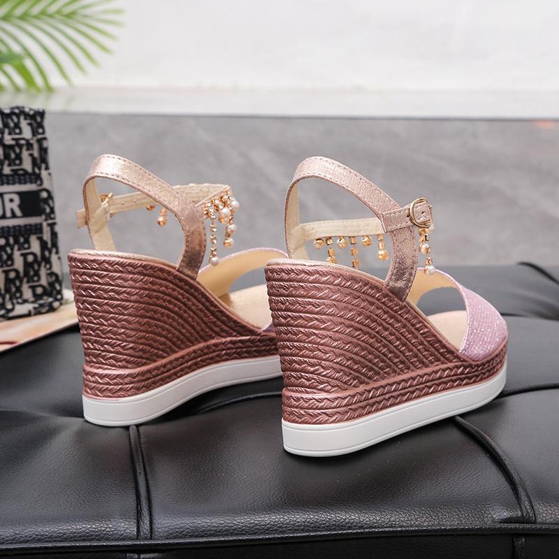 Мода 2024 года. Новые женские босоножки на танкетке. Летние босоножки с бусинами на толстой подошве. Повседневная обувь с открытым носком и пряжкой на толстой подошве для женщин.