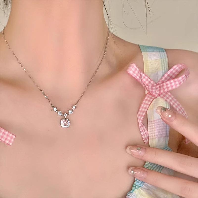 Легкое роскошное квадратное бриллиантовое ожерелье, женская нишевая дизайнерская высококачественная цепочка на ключицу, изысканная легкая роскошная универсальная модная цепочка