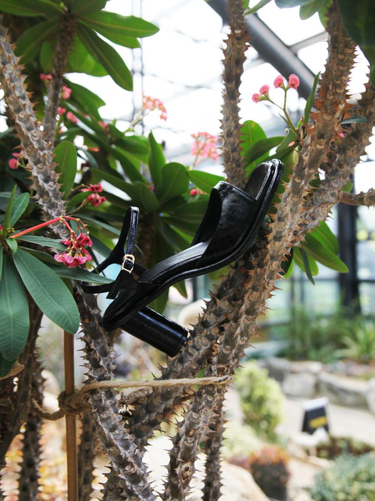 Blanc Sur Blanc Jenny Sandals Black