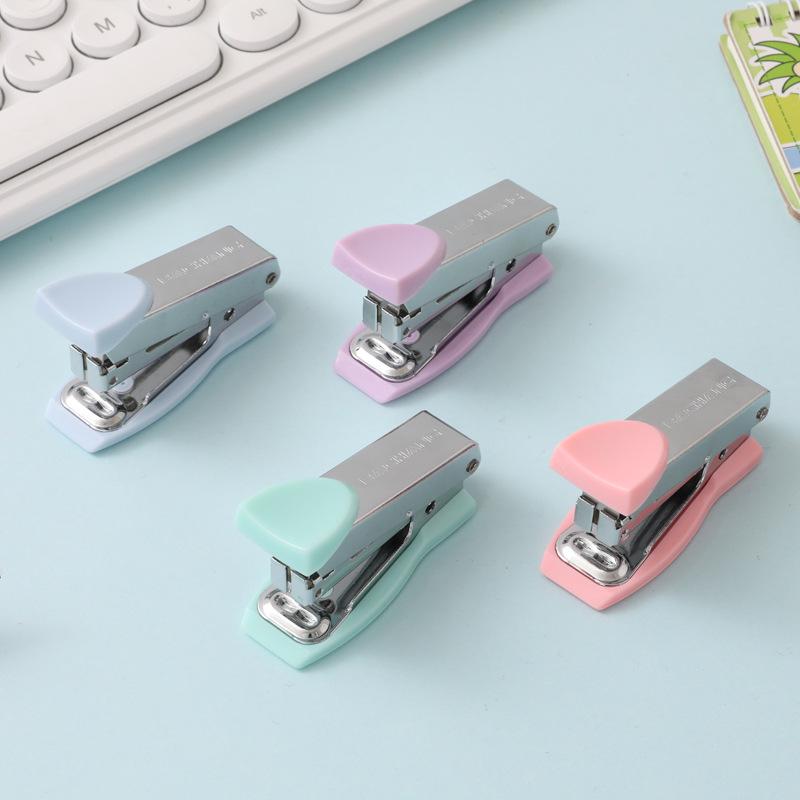 Мини-степлер Macaron Color — портативный, ручной, экономящий труд степлер для использования в офисе или учебе
