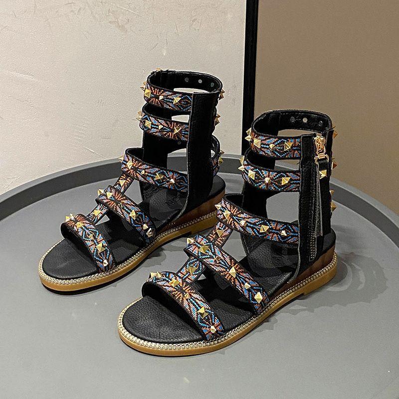 Модная летняя обувь для женщин 2024 года, новые римские сандалии с открытым носком и заклепками на плоской подошве, женские сандалии на открытом воздухе с тотемом и молнией, повседневные женские сандалии